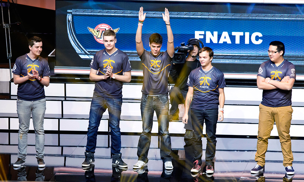 英雄联盟总决赛点燃电竞产业，中国战队主场作战引领沉浸式观赛体验，全球电竞爱好者共襄盛举